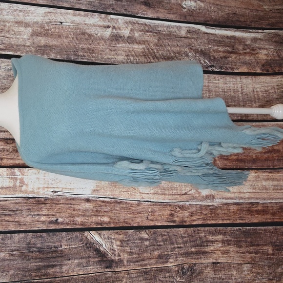 Light teal or sea blueish poncho with fringe & fur - Picture 2 of 5